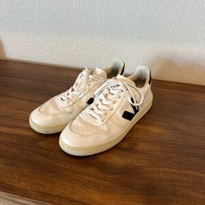 VEJA V-10 US size 9